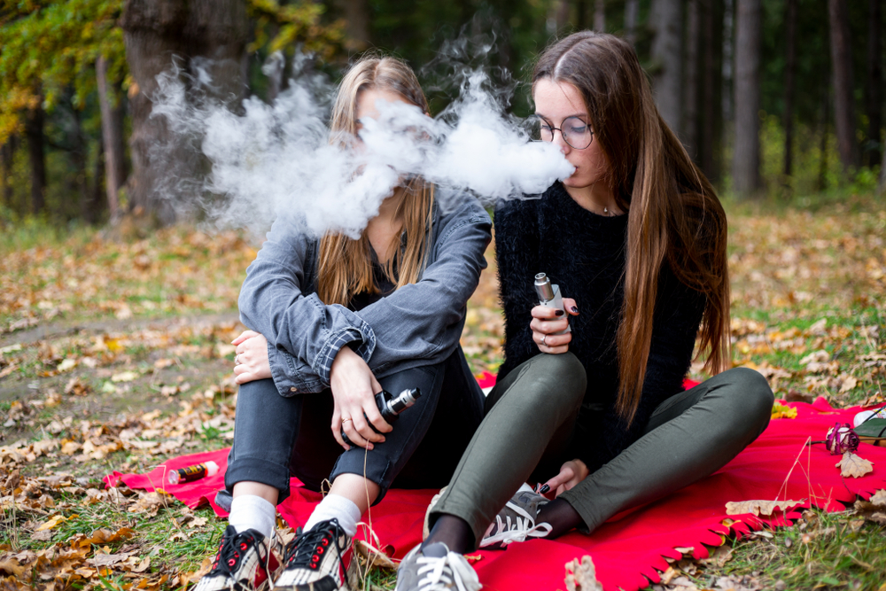 adolescent girls vaping cannabis