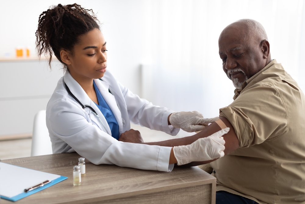 NP giving patient Pneumonia vaccine